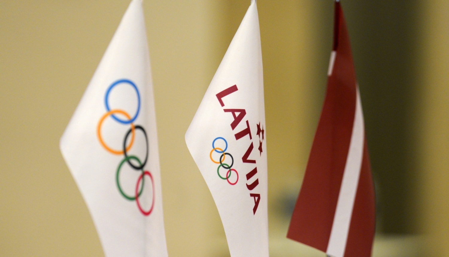 Olimpisko spēļu, LOK un Latvijas karodziņi