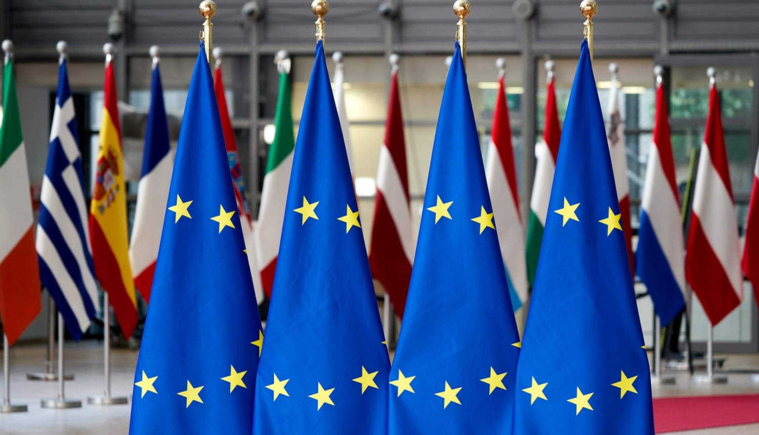Eiropas Savienības karogi uz dalībvalstu karogu fona