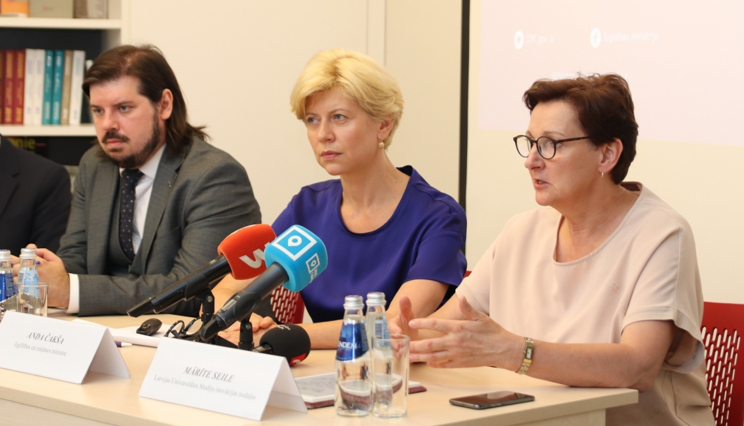 Preses konferencē pie galda sēž izglītības un zinātnes ministre Anda Čakša, Latvijas Universitātes Studiju inovācijas nodaļas vadītāja Mārīte Seile un IZM Valsts sekretāra vietnieks Jānis Paiders