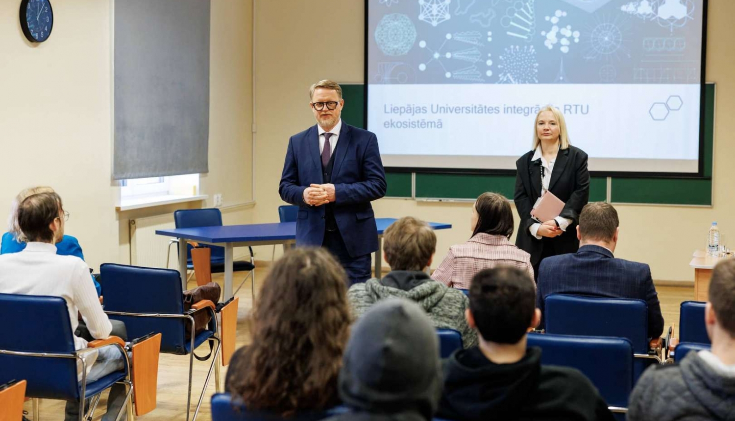 RTU rektors Tālis Juhna un LiepU rektore Dace Medne tiekas ar studentiem Liepājā. Foto – Toms Norde