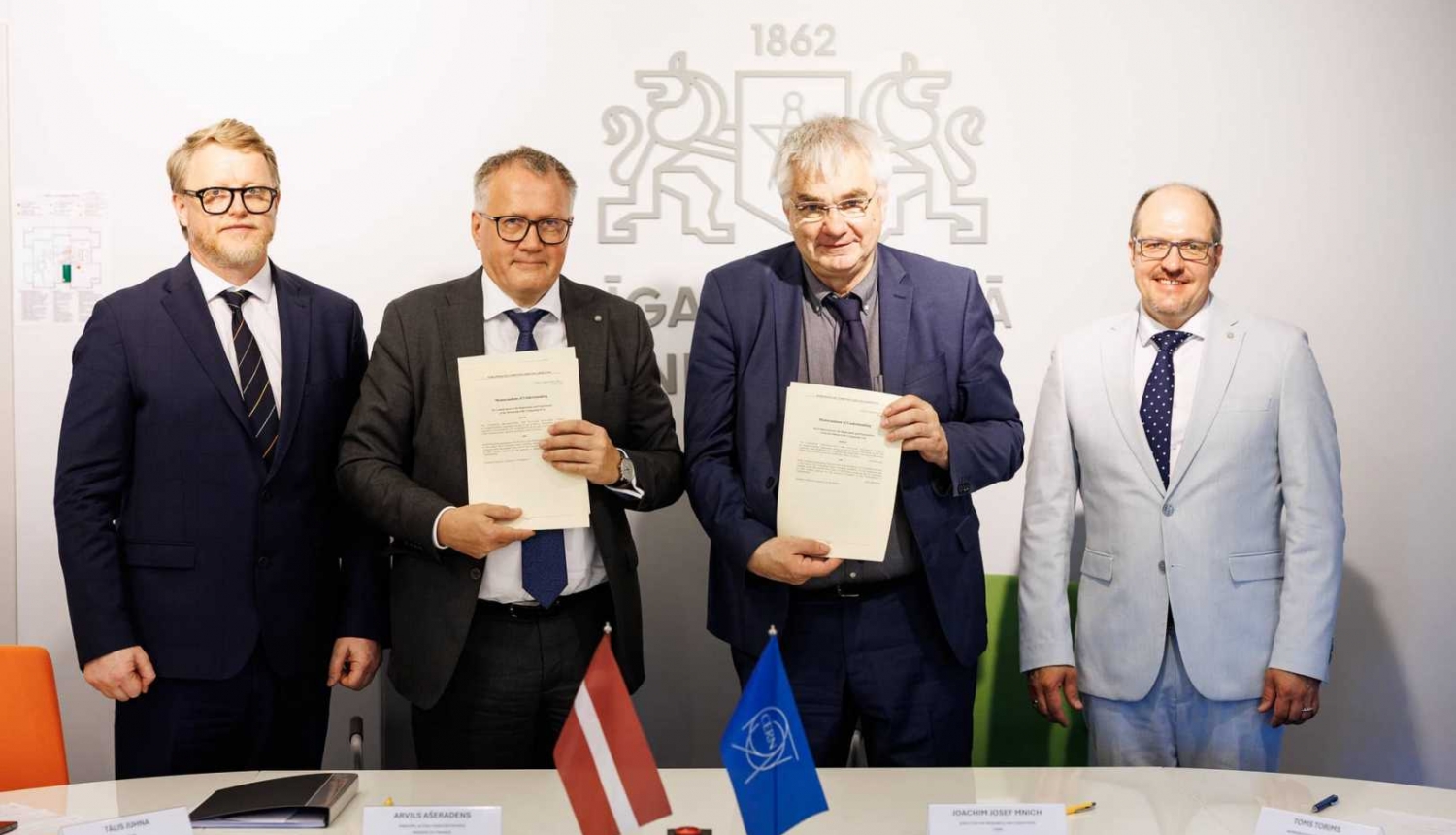 RTU rektors Tālis Juhna, finanšu ministrs Arvils Ašeradens, CERN informācijas tehnoloģijas un pētniecības direktors Joahims Mnihs un Latvijas pārstāvis CERN Toms Torims. Foto: Toms Norde